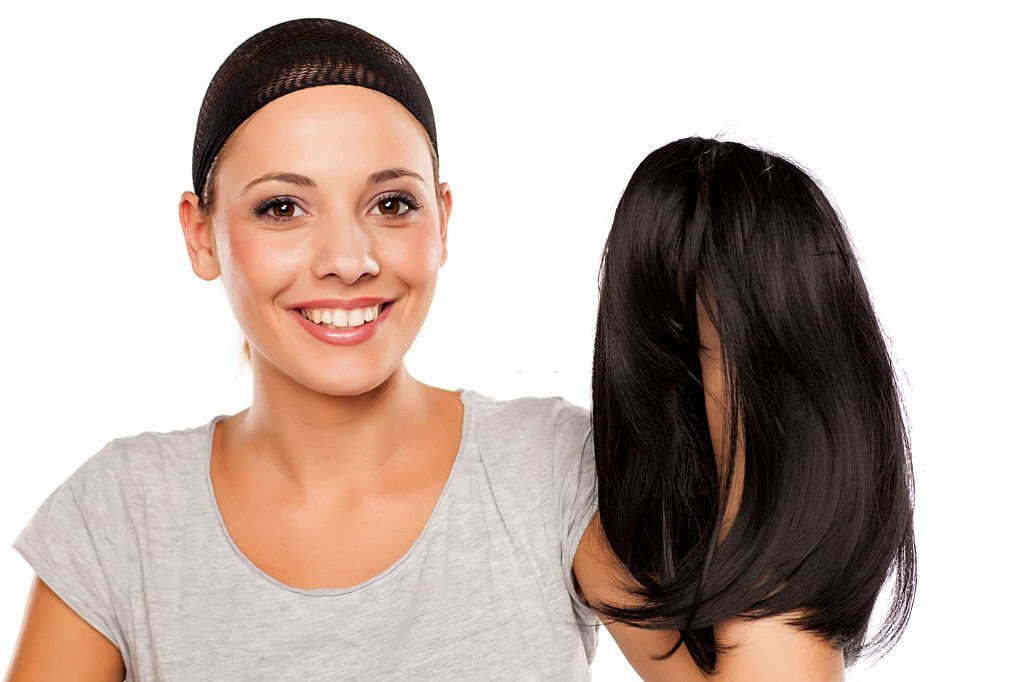 Porter une perruque sans bonnet : Quels sont les avantages?